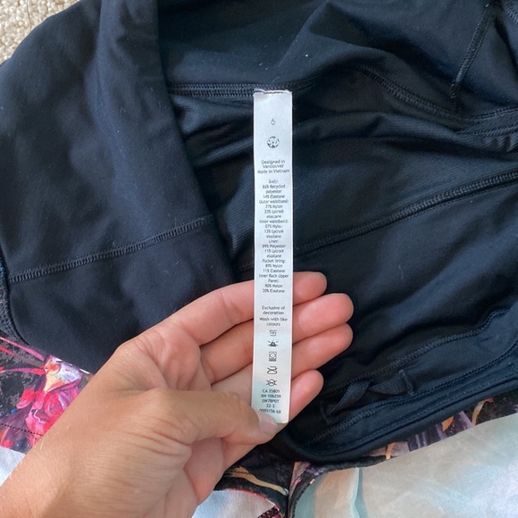 Speed up Lululemon shorts. Size 6. - Picture 2 of 6